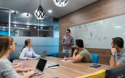 Comment les start-up révolutionnent les secteurs traditionnels : étude de cas et analyse des stratégies gagnantes